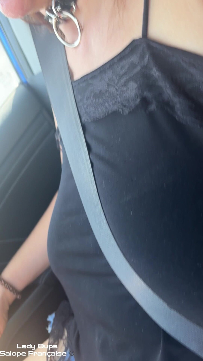 Lady Oups: Micro Skirt and Exhib in Car and City