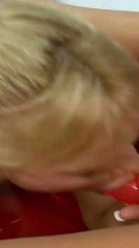 Blondýnka a brunetka do sebe pracují s růžovým robertkem