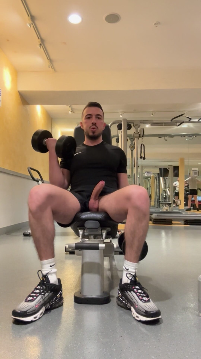 Lucas MBoy: Masturbazione e allenamento in palestra pubblica