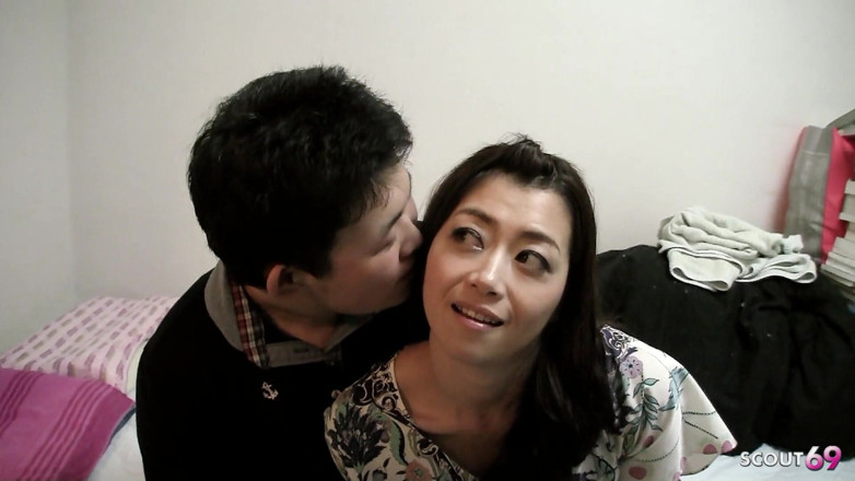 Asian porn collection: 日本のクーガーは、無修正のJAVポルノで少年と老人によって素人MMF 3Pにだまされました