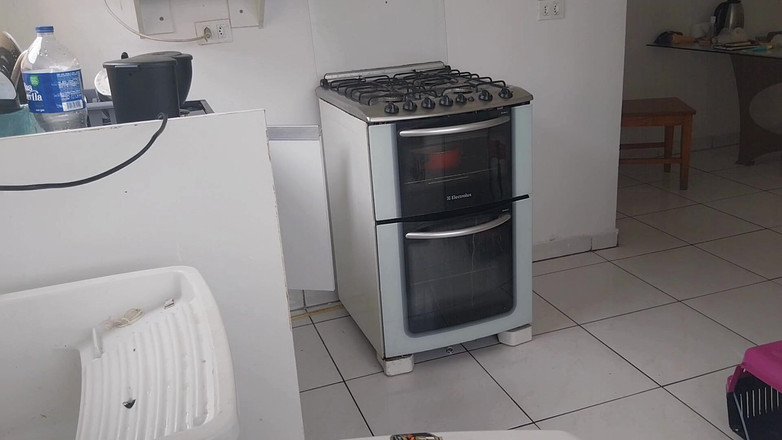 UtopianHumor507: Zlobivá blondýnka se uvolňuje pro své milence.