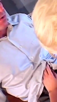 Este hombre maduro se ha casado con una joven rubia y ahora quiere follarla por todos sus agujeros