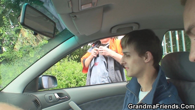 Grandma Friends: A tip for the station worker