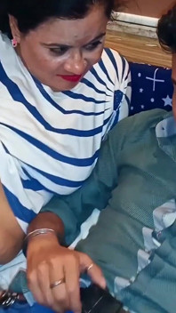 Ibu-ibu seksi ini ganas sama penggemarnya saat dia lagi perbaiki kontolnya