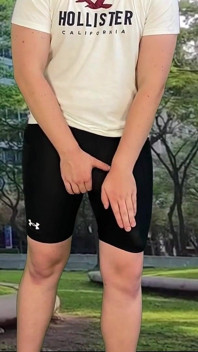 Polla monstruosa ciclista al aire libre mostrando semen en pantalones ajustados
