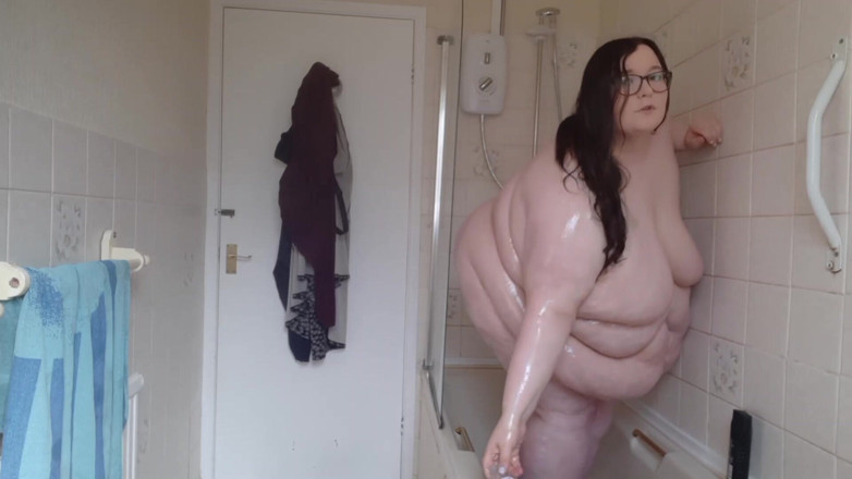 SSBBWLadyBrads: SSBBW mit babyöl in der dusche bedeckt