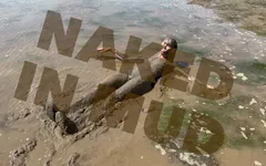 Menina do estuário brincando nua