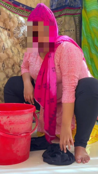 Coño grande de grandota culona & enormes tetas caliente madrastra egipcia lavando vestido & se pone cachonda!