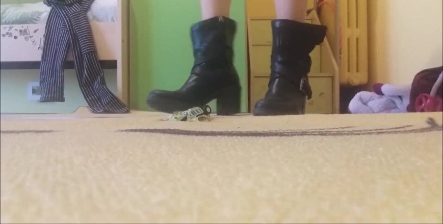 savannahamatoriale: A สวย แต่ Sadistic Giantess. เครื่องจักรไม่มีความหวังที่จะถูกบันทึกไว้