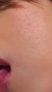 丰满的亚洲熟女被大奶子玩弄并被干