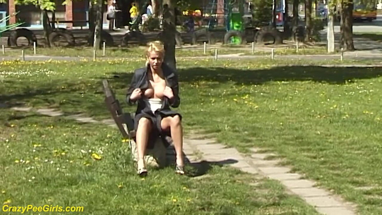 Crazy pee girls: Vera water in deli