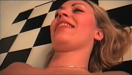 Flash Model Amateurs: Une blonde se fait lécher sa chatte mouillée et remplir...