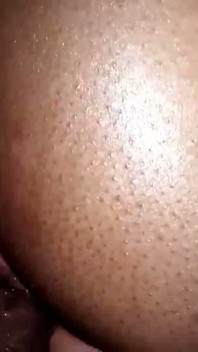 Eu erroneamente coloco meu pau dentro do cu dela, eu não sabia que ela gostaria até que ela começou a gemer e gemer.