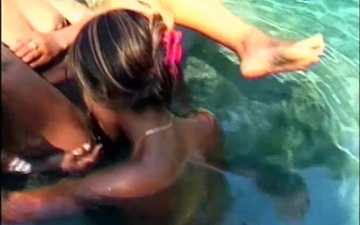 Africans Orgasm: Bonitas negras lesbianas lamiendo coño en la piscina