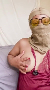 Gadis gemuk Asia ini lagi asik muncrat