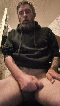 Je branle ma grosse bite bien dure et je fume en bordure