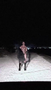 In crociera all'aperto per un cazzo sul ciglio di strada da un grosso sconosciuto muscoloso cazzo