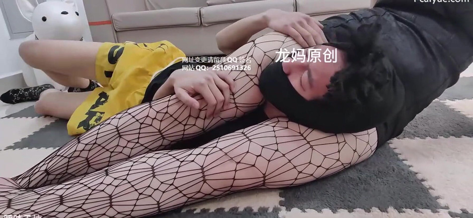 Giantess Domination: Ciorapi cu forfecare de fete Amazon Runda 2