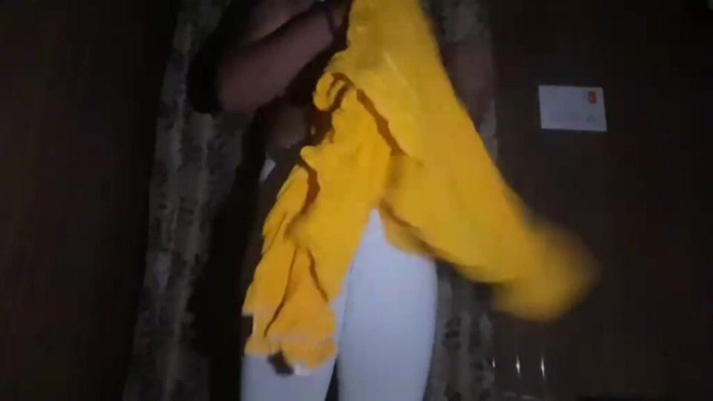 DominantSnowball44: Mama vitregă sexy își schimbă hainele în fața mea
