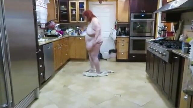BBW nurse Vicki adventures with friends: L'infermiera bbw vicki si masturba sul pavimento insaponato bagnato e...