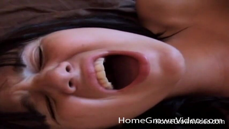 Homegrown Lesbian: Chloe dan Maya menjadi kotor dengan dildo strap-on