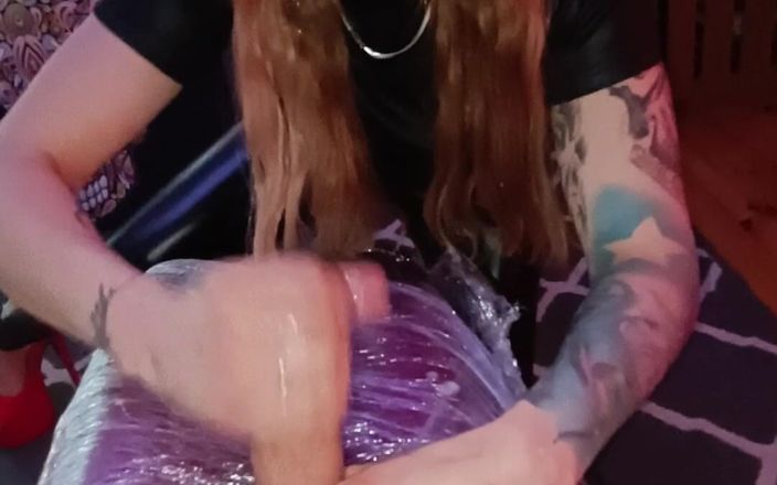 KatrixandCaliforniaLatex: Dominatrix honí se svým otrokem a dělá z něj šílenou orgazm...