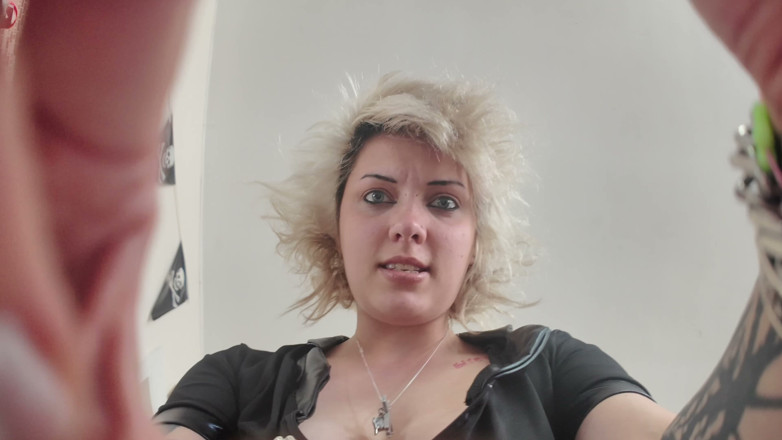 Glitterqueen1999: Rétrécissement du suspect : géante de la police