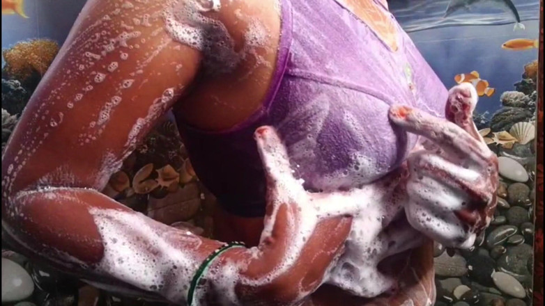 Ammukutty88: Ammu ci sta mostrando applicando il sapone sulla sua biancheria...