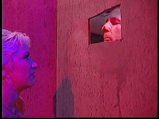 Wild Suckers: Úžasná blonďatá děvka vykouří několik ptáků a polyká sklenici spermatu...