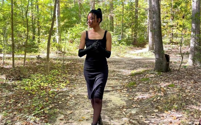 Pink Foxx: Une belle-mère porte de longs gants noirs dans le parc