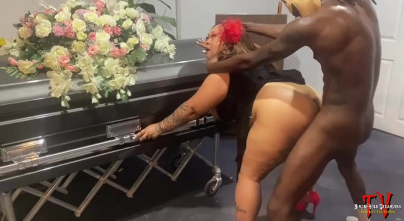 Blvck Rose TV: Dick-o-ween : Belaquis se fait baiser dans une maison funéraire hantée...