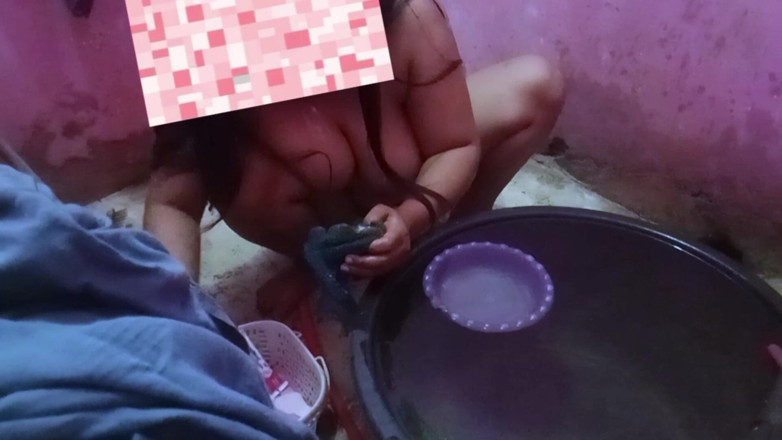 Citra: 내 새엄마는 항상 그녀의 큰 회사를 과시하기 위해 샤워에서 자신을 촬영