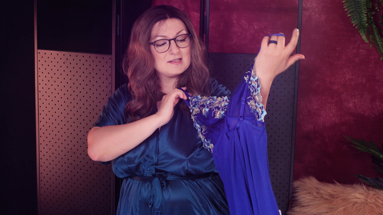 Arya Grander: Passen: babydolljurk! Weelderige milf in diepblauwe lingerie!