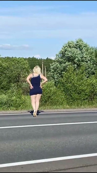 Îmi arunc chiloții pe drum