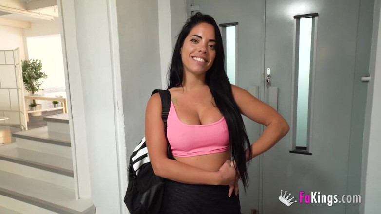 FAKings: 27 years old wants to top herself with her first...