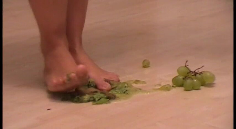 Foot Girls: สาวผมทองเหยียบอาหารขณะอยู่บ้านคนเดียว