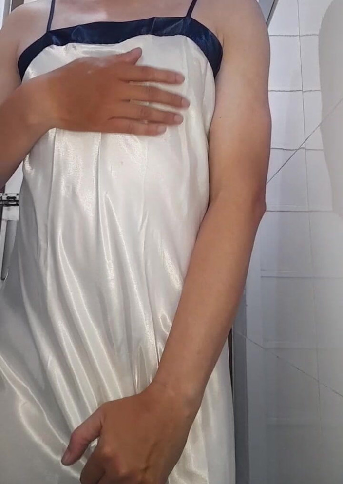 Naomisinka: Cetim branco, lingerie longa, fetiche por porra