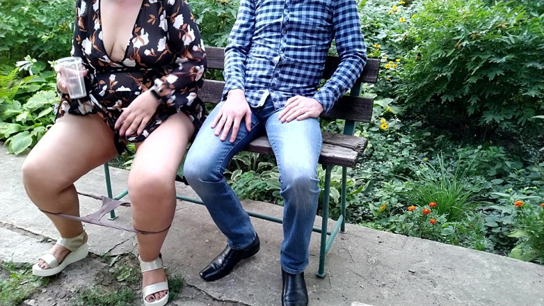 OurFetishLife: Sexy s nádhernými nohami chčije do sklenice a dává ji...