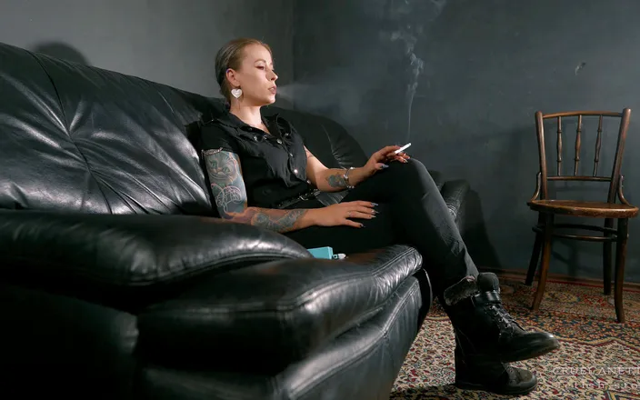 Cruel Anettes fetish world: First, a smoke 4K