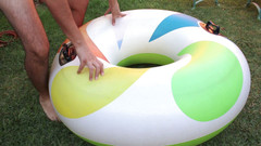Inflatable Lovers: Bơi lội lớn
