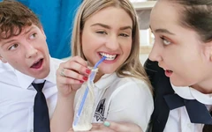 Sürtük üniversiteli kız Serena Avery doğruluk mu cesaret mi oyunu sırasında sikiliyor