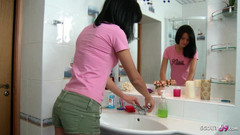 Full porn collection: Hubená teenagerka svázaná nevlastním bratrem a tvrdě ošukaná v koupelně