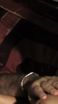 En accord avec son mari Pamela se rend chez son vieux beau-père pour obtenir de l'aide et une récompense avec sa chatte