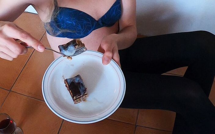 Ane Get Horny: Comendo porra de bolo com plug anal na minha bunda