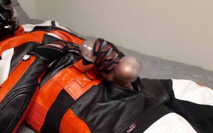 GearFX: Geile leder-bikerin kommt mit Sackjack