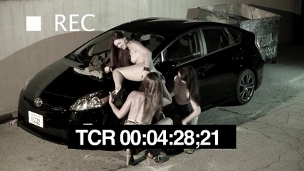 Perfect Porno: Safadas lésbicas gatas não pararam de foder no estacionamento