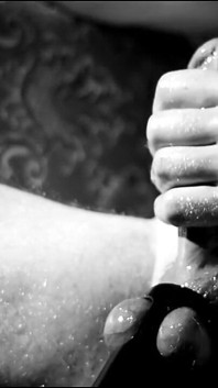 Primer plano acariciando más vibrador de bolas hasta que me corro