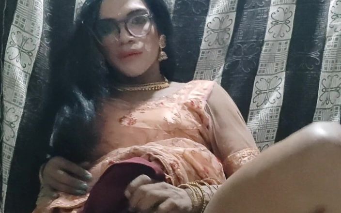 Keerthanakeerthi95: Desi Ấn Độ shemale xuất tinh trong truyền thống lehanga và ăn tinh...