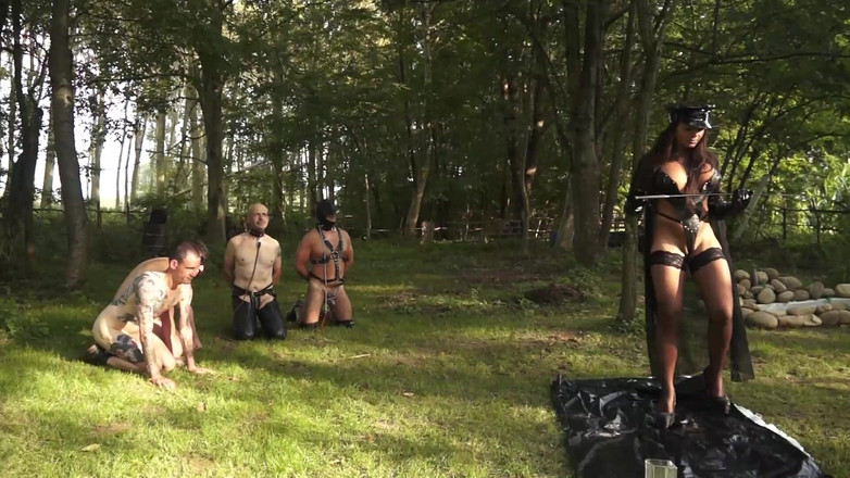 BDSM Deutschland: Sexy latina Domina trestá mužské sexuální otrokyně