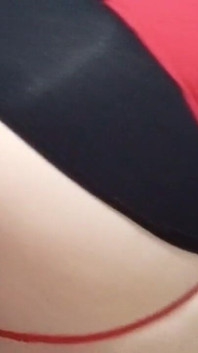 Me siento como una zorra caliente en la cama con mi falda corta.